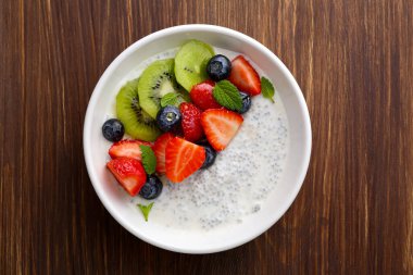 Chia tohumu kasesi ahşap masada, sağlıklı yiyecek üst görünümü
