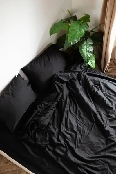 Чорне Ліжко Одяг Бавовняна Постіль — стокове фото