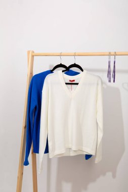 Örgü ören kazak kadın giysilerine çok yakın.