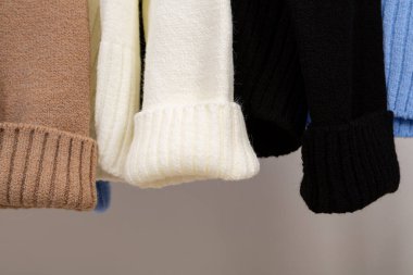 Örgü yün kazak kolları yakın plan.