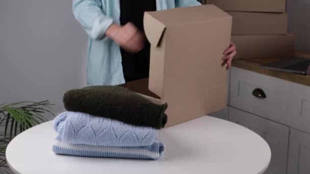 Commerce Konzept Verpackung Von Bekleidung — Stockvideo