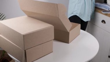 İki kutu giysi paketleme kazağı.