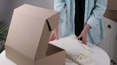nakliye kutusunda kıyafet paketleme