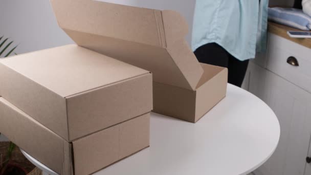 Kutu Giysi Paketleme Kazağı — Stok video