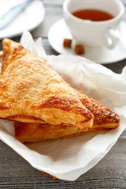 Beyaz bir tabakta elmalı iki parça Charlotte, yakın plan turtası.