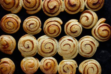 Tarçın rulo üst görünüm, ev yapımı hamur işi gıda deseni