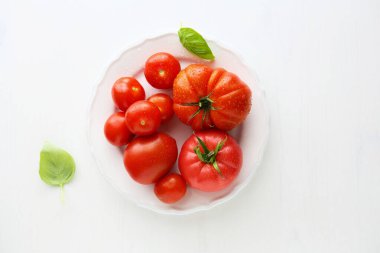 Tabakta taze domatesler, sebzeler.