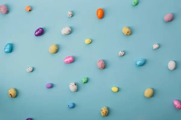 Pequeno Chocolate Ovos Páscoa Fundo Férias — Fotografia de Stock