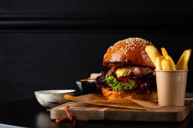 Hamburgerin üstüne peynir ve fast food.