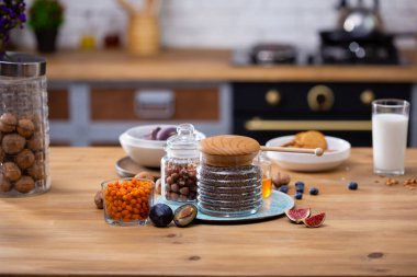 Sağlıklı kahvaltı mutfağı malzemeleri.