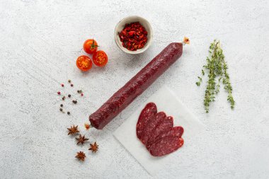 Tam ve dilimlenmiş İtalyan sucuğu.