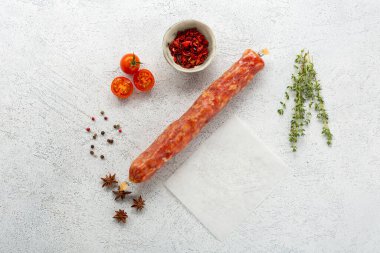 Baharatlı sosisli kuru İtalyan sucuğu.