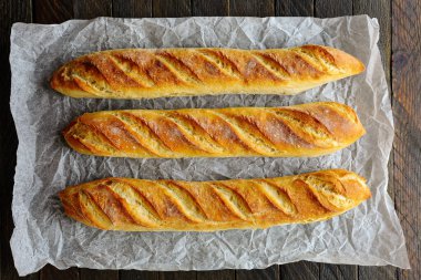 beyaz kağıt, gıda üst üzerinde üç baget