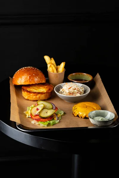 Siyah Masada Peynirli Hamburger Patates Kızartması — Stok fotoğraf