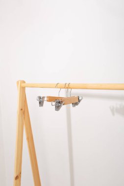 Beyaz duvar perakende satışının yanındaki ahşap askıda. 