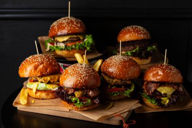 Abur cuburları kapatın. Amerikan hamburgerleri siyah yüzey.
