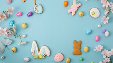 Paskalya yumurtaları ve kurabiyeler tatil konsepti