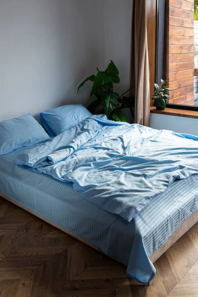 Синя Постільна Білизна Ліжку Вранці Безладна Спальня — стокове фото