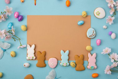 Fotokopi alanı olan Paskalya yumurtaları ve kurabiyelerinin genel görünümü