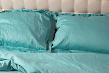 Kirli yatak, nane, pamuk, buruşuk kumaş, mavi kıyafetler.