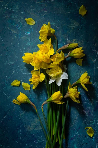 Conceito Férias Primavera Flor Amarelo Narcisos Superfície Verde — Fotografia de Stock