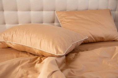 Şeftali rengi pamuklu yatak, keten kumaş.