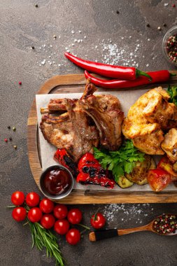 Izgara kaburga ve sandviçlerin en üst görüntüsü.