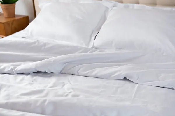 Біла Бавовняна Постільна Білизна Ліжку Вранці Безладна Концепція — стокове фото