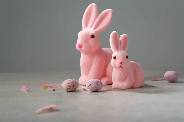 Два Розовых Пасхальных Кролика Несколько Шоколадных Яиц Лицензионные Стоковые Изображения