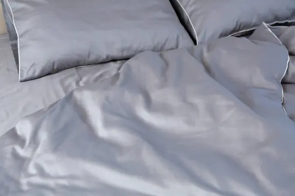 회색 공단 리넨 베개 및 담요 면 직물 아침 침실 스톡 이미지