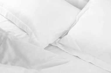 Pamuklu yatak örtüsü ve yastıklar