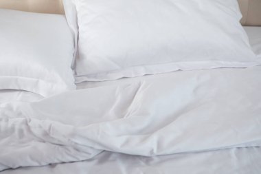 Pamuklu yatak örtüsü ve yastıklar...