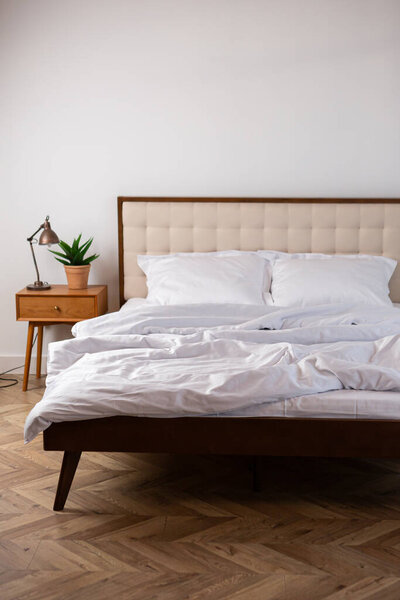 Уайт хлопковое постельное белье одеяло и подушки утром Messy в помещении