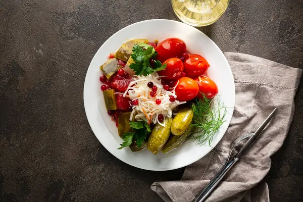 접시에 양배추 오이와 토마토의 — 스톡 사진