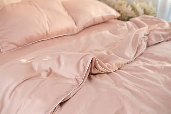 Ráncos Világos Rózsaszín Ágy Ágynemű Reggel Rendetlen Stock Kép