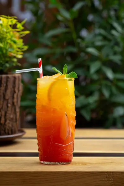 Sommar Uppfriskande Cocktail Med Apelsinjuice Royaltyfria Stockbilder