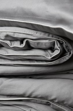 Gri saten bir yatak takımının yakın çekimi