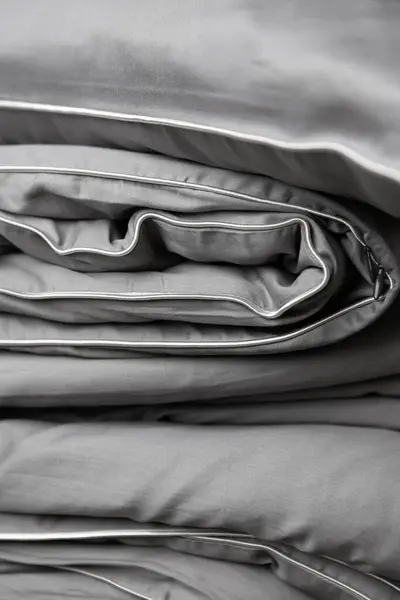 灰色缎子床上用品套装的特写 — 图库照片