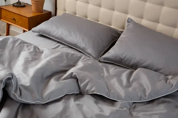 Morgenschlamassel Auf Einem Zerknautschten Grauen Bett Stockbild