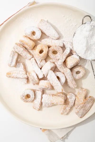 Κάτοψη Των Μπισκότων Σκόνη Ζάχαρης Λευκό Πιάτο Royalty Free Εικόνες Αρχείου