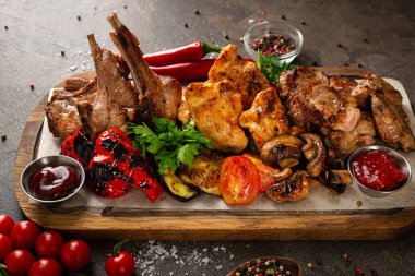 Farklı türde ızgara et yakın sığır eti koyu yüzey