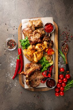 Farklı türde ızgara et ve domuz eti.