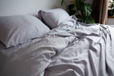 Sabah yemeği, yatak örtüsü, yastık kılıfı ve battaniye.