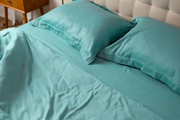 色彩艳丽的折叠床亚麻布 铺在未做的床上 免版税图库图片