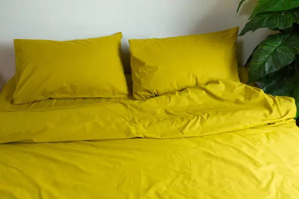 Linen Kuning Kusut Terang Tempat Tidur Yang Belum Dibuat Stok Gambar