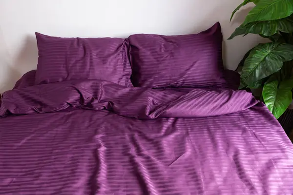 床上的早晨烂摊子 丁香床上用品 枕套和毛毯 免版税图库照片