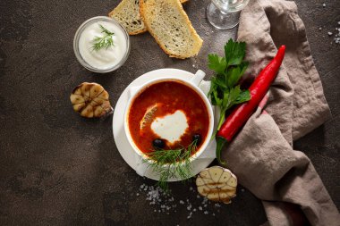 Solyanka çorbasının farklı et türleriyle genel görünümü