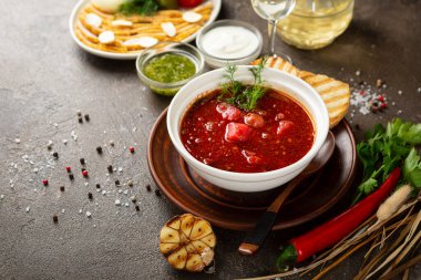 Beyaz kase içinde kırmızı borş çorbası. Hafif ahşap üzerinde çorba.