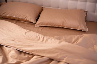 şeftali rengi pamuk yastık ve çarşaf çarşaflar odayı darmadağın eder.