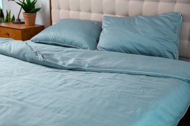 Sabah yatak dağınık ve mavi pamuklu yastıklar